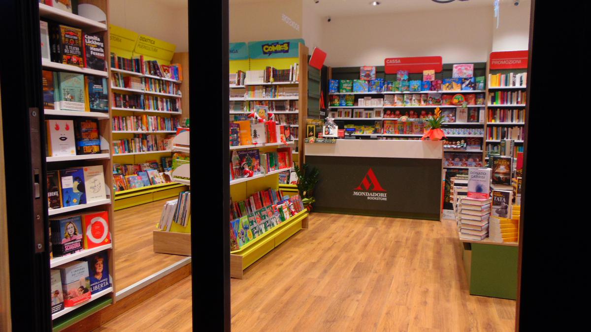 Mondadori Bookstore